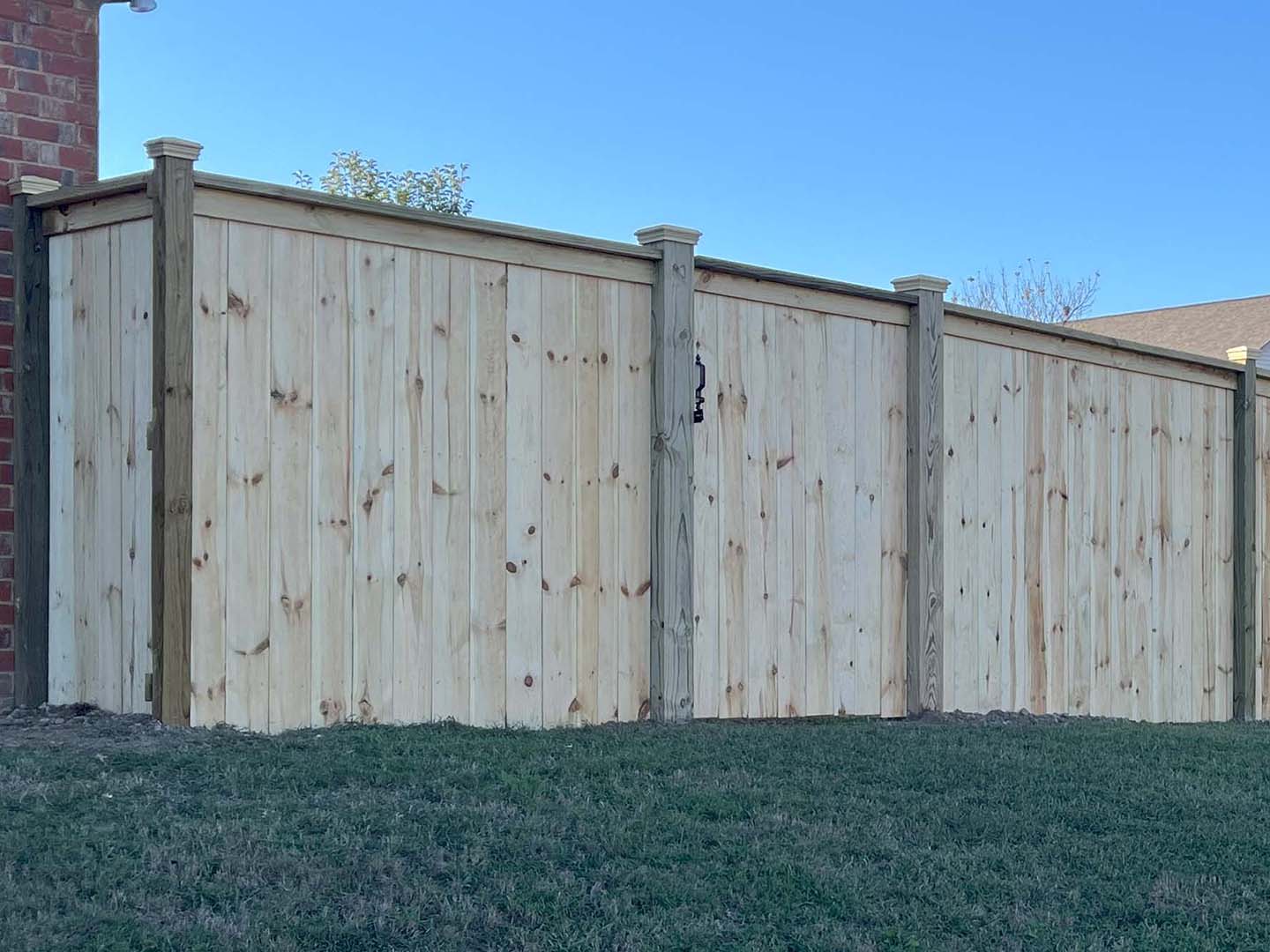 Picture of a residential fence from a Bowling Green fence company